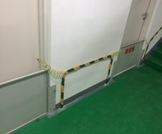 离墙10~15mm,刷黄绿双色45°角斜条纹油漆;高低压配电房接地扁钢同